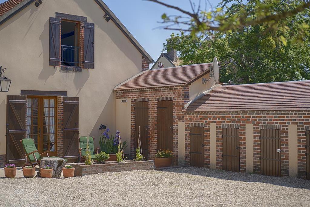 Le Logis Du Regisseur Bed & Breakfast Charny-Oree-de-Puisaye Екстериор снимка